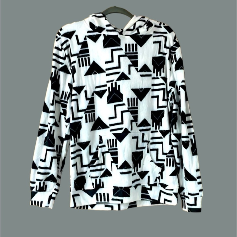size small Obsessive Love geometric soft black and white fleece